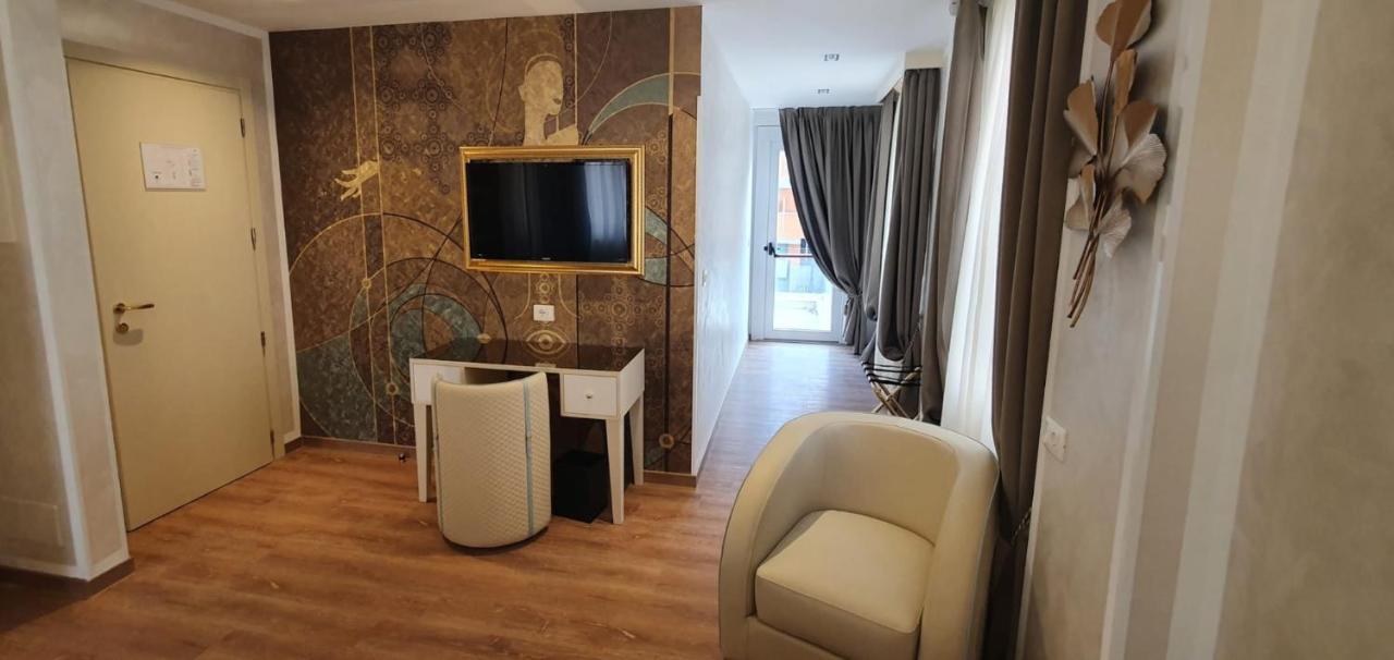 Amsterdam & Hotel 4*